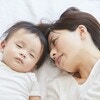 【年齢別】なかなか寝ないお子さんへ「保育士直伝の寝かしつけ方法」を解説