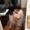 3歳児双子が恐怖に立ち向かう姿に6.8万いいね「自動が怖い？」「うちの子も怖がった」