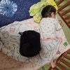 1歳児の背後に「黒い四角」ほっこりする正体に3万いいね「玉手箱」「守っているかのよう」