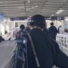 「男の中の男！」赤ちゃん連れ旅行で“全荷物を持つ夫”の後ろ姿に2.8万いいね
