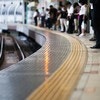 駅でソワソワしていた小学生…その“ピンチを救った一幕”に9.6万いいね「心があったかくなった」「親として泣きそう」