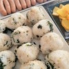 早朝6時に起きて小3息子が握った「不揃いおむすび」に母、涙。10万いいねが証明した“愛の味”