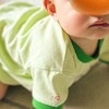 今しか見られない♡まさに『どんぐり』赤ちゃんの前髪生え際が愛おしすぎ「ドングリちゃん」「緑が似合う」