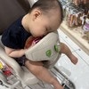 温かい…おもちゃを離さず寝落ちした赤ちゃん。レジ店員の“粋な計らい”に感動