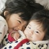 【天才ママ現る】下の子の授乳中、上の子がにっこりするアイデアに5千いいね「すごい良い」「素敵」