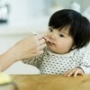 イスに足をのせる2歳児、母が注意すると予想外すぎる返答が！SNSで話題沸騰
