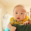 ママ抱っこからパパ抱っこへ→息子の表情の変化に3.8万人が爆笑「望みが絶たれたお顔」「顔顔顔顔w」