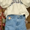 ジーンズ初体験の5歳娘「ママみて…！」小さなポケットの使い方が天才すぎるとSNSで話題に