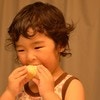 食べ物をわざと床に落とす3歳→母の言葉に「ごめんなさい」響いた言葉に2.1万いいね「とても良い」