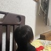 息子がテレビ裏に行って困る→「行かなくなったｗ」親の神アイデアに20万いいね「物は使いよう」「怖い」