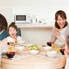 「食事中に義母と長電話」はマナー違反？作った私を無視する夫の無神経さにイライラ