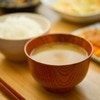 「私もよくやる」味噌汁のお椀をコップ代わりに使ったら→夫に言われた一言に2万いいね「吹き出しました」