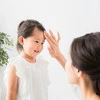 おしゃべり中のママの手元を見て…→「すごい」5歳娘の行動に3千いいね「えらすぎ」「胸が熱くなる」