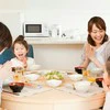 「失礼じゃない？」家族で食事中に義母と長電話→夫にイライラする私はおかしいですか？