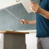 中学校教諭が「祖母の葬儀で遅刻」→自習で作られた“暗号”に1万いいね「素敵な話」「やさしい」