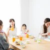 「10分おきに目の前に菓子皿が…」世話焼きママ友との上手な付き合い方は？