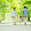 間違えて他人と手をつないだ2歳→失敗が生んだ尊い交流に3.1万いいね「最高」「私も間違えられたい」