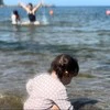 「え、後ろ誰!?」娘の海デビュー動画に“まさかの人影”→腹筋崩壊の29万いいね「思った以上だった」