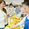 スーパーで高齢女性に【こっそり気遣い】したら→まさかの展開に2万いいね「こういう優しさ好き」