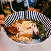 【夫婦愛】中華店で見かけた乳児連れ→思いやりに溢れる“やり取り”に4万いいね「こんな話待ってた」