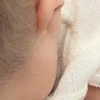 「ﾑｷｭｯ…」赤ちゃんの謎行動が尊すぎる件に6,200いいね「きゃんわいい」「そばにいてねの意味かも」