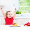 炒飯が大好きな3歳児がフライパンを覗いて大喜び！→その後の“まさかのオチ”に2.2万いいね「可愛らしい」