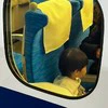 新幹線のホームで息子を見送る父目線の写真→5.3万いいね「少し切なくなるやつだ笑」「かわいい」