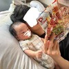 生後1か月の息子が熱い視線を向けたものに5.1万いいね→まさかの正体に5.1万いいね「将来食いしん坊だ〜」「最高」