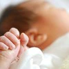 新生児の「生理的微笑」は生存本能システム？→小児科医パパの正直すぎる本音に1600いいね「絶対に笑ってる」「癒されますよね」
