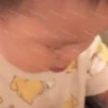 1歳児のかわいいお手伝い→小さな手で一本一本ほぐす姿に1万いいね「頭の良い子」「夢中になる」