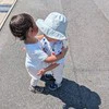 散歩に行くと必ずギュ…双子の兄妹写真に7,700いいね「かわいい」「癒されます」