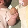 なぜか「ギュッ」→掌握反射で手をつないだ赤ちゃんたちに3,000いいね「たまらん」