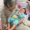 待望のひ孫との対面、うれしそうな祖母の反応に6,400いいね「なんか泣いちゃった」「おばあちゃんてかわいい！」