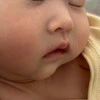 【あまりにもエケチェン】赤ちゃんのもちもちほっぺに癒やされる5,700いいね「ほっぺつんつん」「食べたくなる」