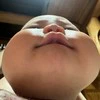 下から撮ったほっぺがたまらない！！愛おしさあふれる一枚に8,000いいね「リスみたいなほっぺ」