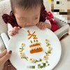 そっち食べるの？お皿をガブリ…豪快なハーフバースデー写真に4,900いいね「めっちゃかわいい」「センスありすぎ！」