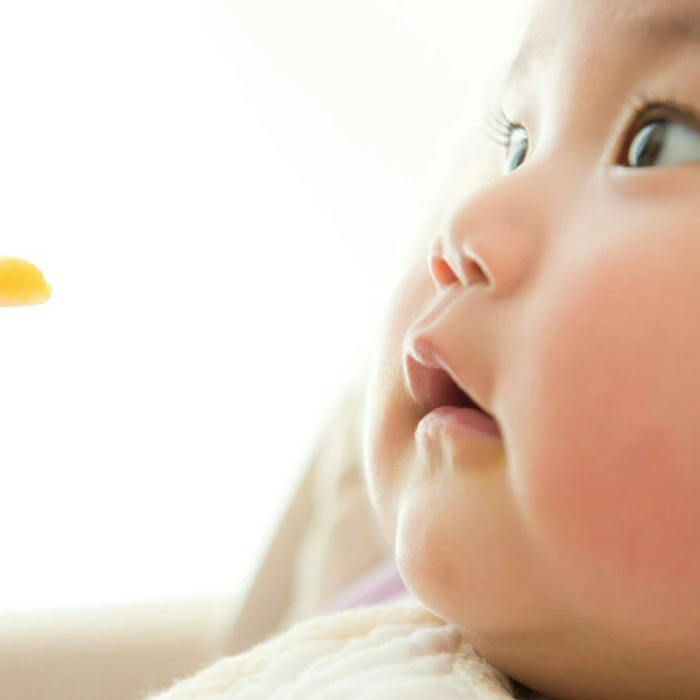 離乳食を試食するママ→抱っこ中の赤ちゃんの“まさかの反応”に200いいね