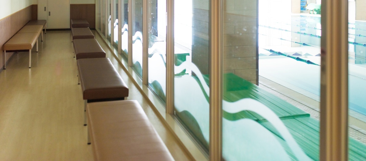 スイミング送迎した父に「パパは端っこにいたらいい」→娘が発言した理由に4万いいね「すごい心遣い」