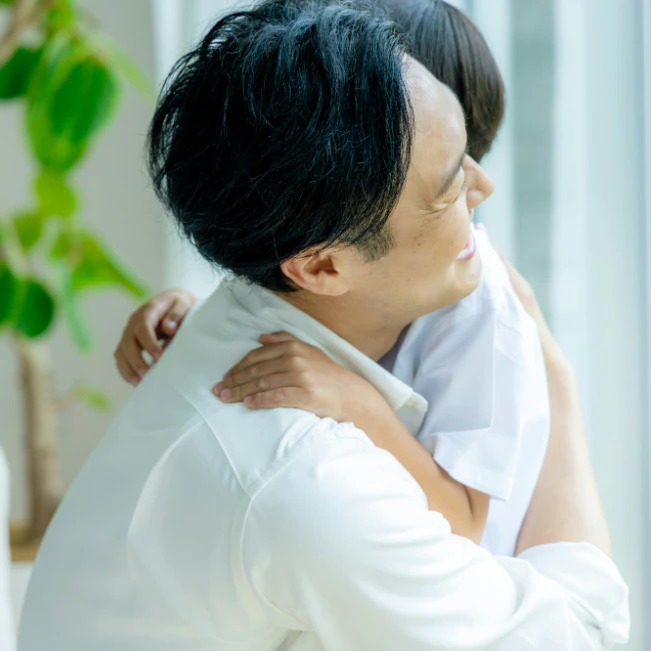 身支度もお風呂も私なのに…転んだ2歳息子がパパに泣きついた日
