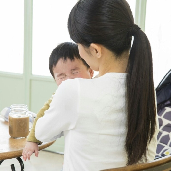 ショッピングモールでぐずる赤ちゃんを見たわが子「ママ、赤ちゃんって…」親が思わず泣いた話