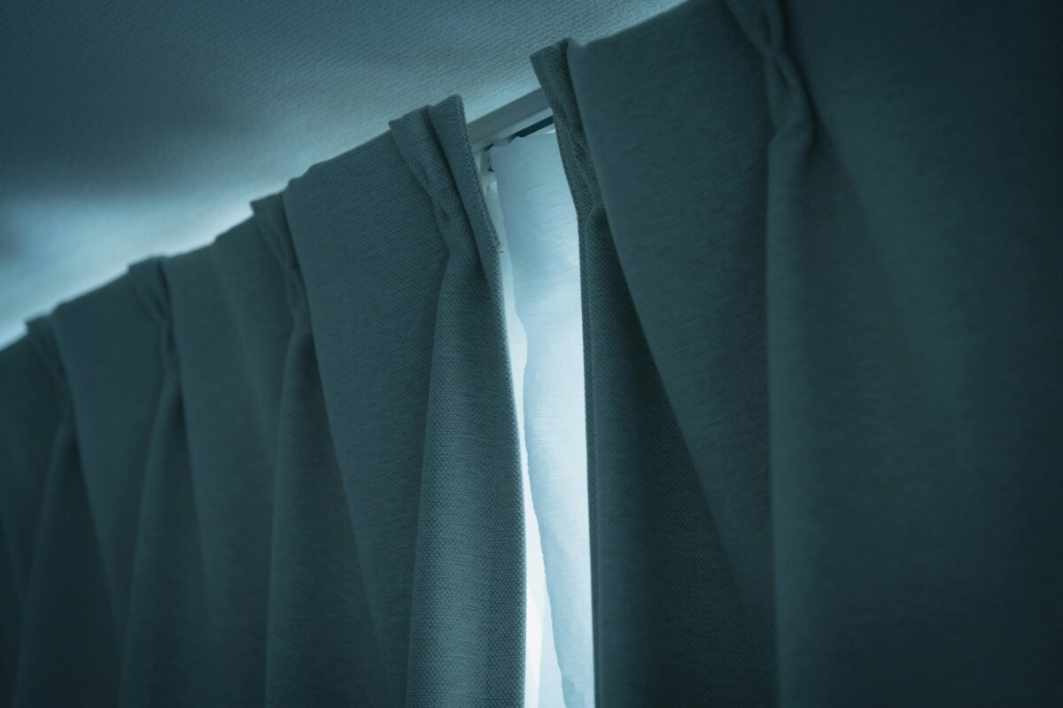 カーテンの隙間から見えたのは「ボスママの目」→親子で背筋が凍った【監視の恐怖】｜近所のヤバいママ