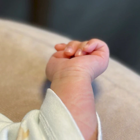 「授乳すると9割寝落ちする」赤ちゃんの尊い生態→「置くと7割泣く」現実に1.6千いいね「尊すぎる」