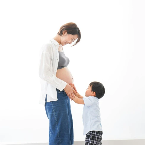 「おじいちゃんはお腹に赤ちゃんいない？」ママの言葉を守る息子の“お腹チェック”に1万いいね「可愛すぎる」「賢くて健気」