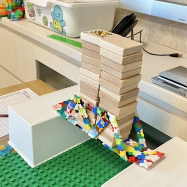 【優秀すぎ】「強い橋を作りたい！」小1がLaQで挑んだ実験に4万いいね『初手から天才の片鱗が…？』