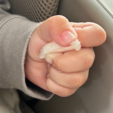 赤ちゃん“食べ物片手に号泣”→理由があるあるで1万いいね「人生初心者」「いちにんまえになるのも大変」