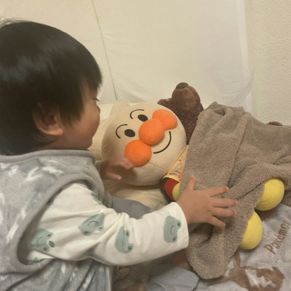 ぬいぐるみ寝かしつけるわが子、母による“一句”に3万いいね「笑い止まらん」「わかりみ」