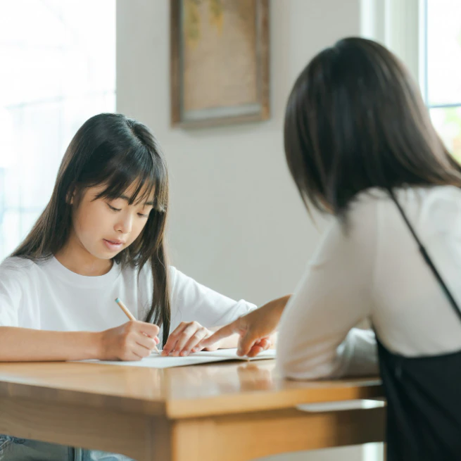 「予定表捨ててきたから学校電話して！」帰宅直後の小2にイライラ…セルフねんねの6か月児より手がかかる