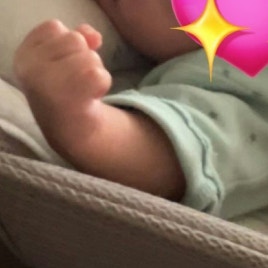 「なんだ…これは？」と真剣な眼差し。赤ちゃんが“自分の一部”を発見した瞬間にキュン