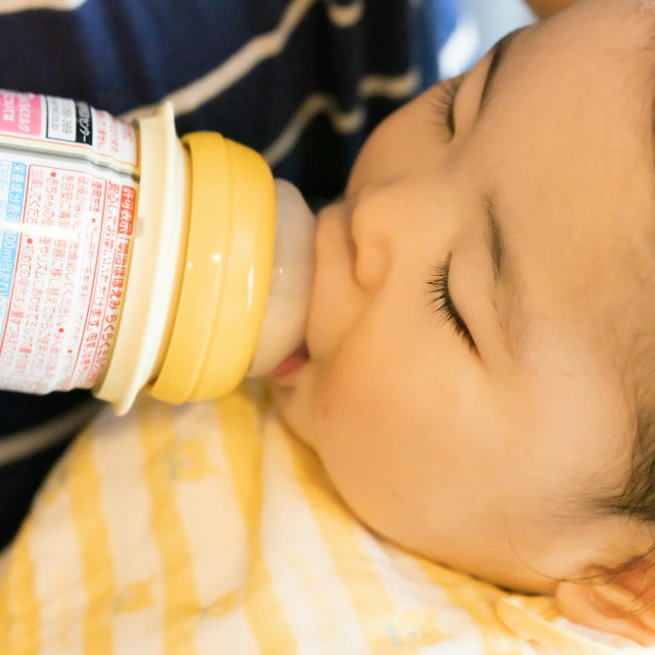 「毎度拒否されてメンタル限界…」産後8日、少量しか出ない母乳と拒否に泣いたママの決断