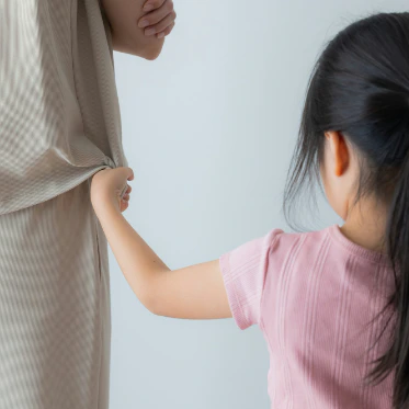 「ママ……っ、あーっ！」育児の限界！出ていく私を引き留める手を振りほどく｜双子育児が限界で家を飛び出した話